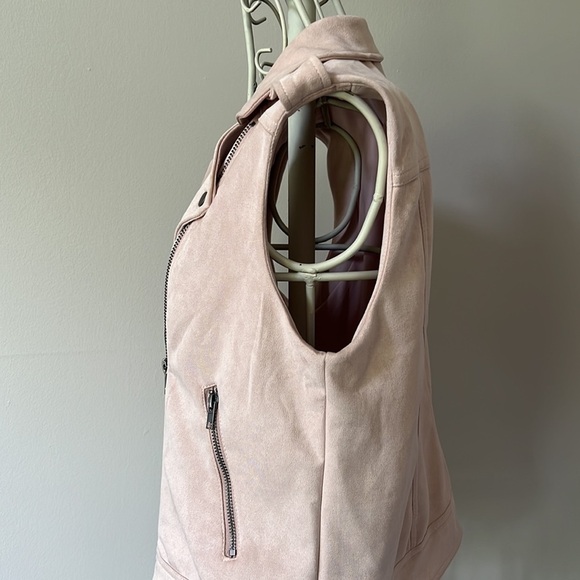 Philosophy Faux Suede Zip Sleeveless Vest in Pastel Pink - Picture 4 of 7